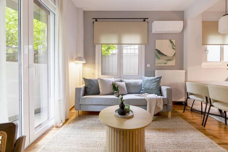 Elegante sala de estar con mobiliario moderno en un apartamento en Building Tsami Karatasou - thehomis - 1358933 en Central Athens, Athens