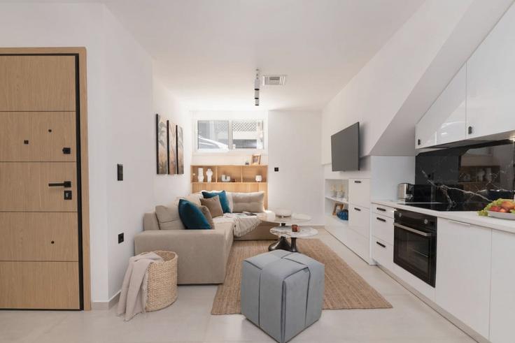 Salle de séjour élégante avec mobilier moderne dans un appartement à Building Esperidon - thehomis - 1472223 à South Athens, Athens