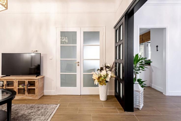 Elegante sala de estar con mobiliario moderno en un apartamento en Building Zacharitsa - thehomis - 1358905 en Central Athens, Athens Elegante sala de estar con mobiliario moderno en un apartamento en Building Zacharitsa - thehomis - 1358905 en Central Athens, Athens