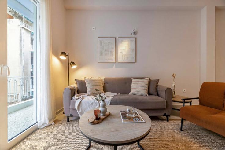 Sala de estar elegantemente projetada com móveis modernos em um apartamento no Building Νικολάου Δημητρακοπούλου - thehomis - 1513865 em Central Athens, Athens Sala de estar elegantemente projetada com móveis modernos em um apartamento no Building Νικολάου Δημητρακοπούλου - thehomis - 1513865 em Central Athens, Athens