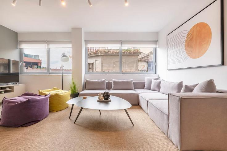 Salle de séjour élégante avec mobilier moderne dans un appartement à Building Mikonos - thehostmaster - 1504793 à Central Athens, Athens