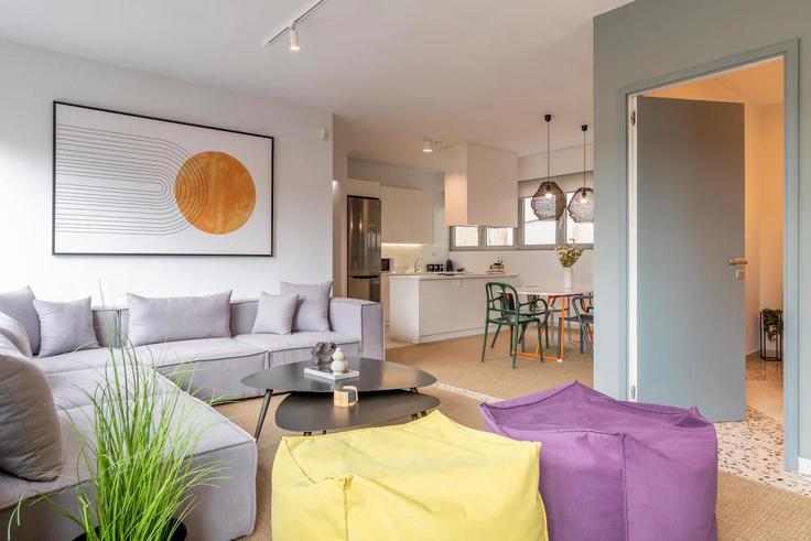 Central Athens, Athens에 위치한 Building Mikonos - thehostmaster - 1504793 유닛의 세련된 인테리어가 돋보이는 거실