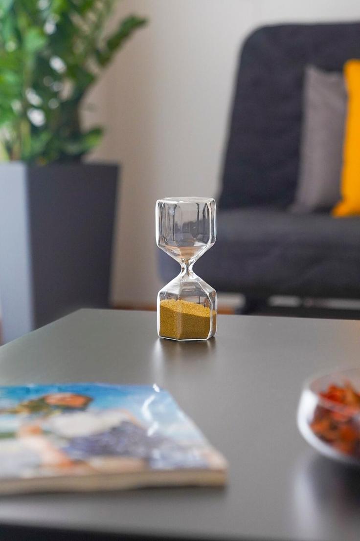 Sala de estar elegantemente projetada com móveis modernos em um apartamento no Building Statha - thehostmaster - 1050794 - ATH em Central Athens, Athens