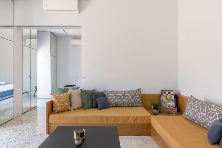 Sala de estar elegantemente projetada com móveis modernos em um apartamento no Building Karaiskaki - thehostmaster - 1261559 - ATH em Central Athens, Athens Sala de estar elegantemente projetada com móveis modernos em um apartamento no Building Karaiskaki - thehostmaster - 1261559 - ATH em Central Athens, Athens