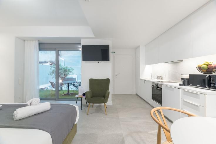 Sala de estar elegantemente projetada com móveis modernos em um apartamento no Building Timotheou - thehostmaster - 1050815 - ATH em Central Athens, Athens