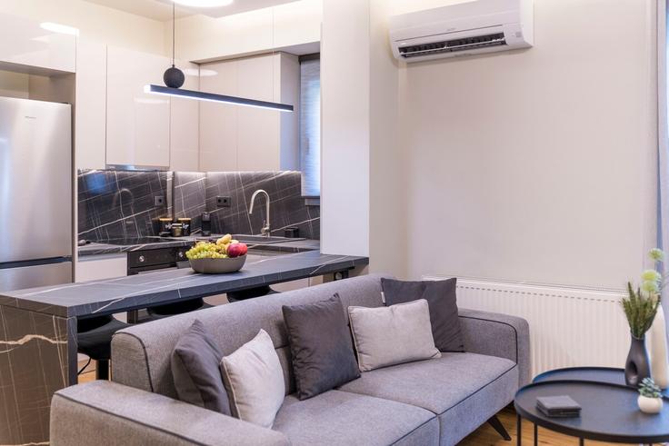 Salle de séjour élégante avec mobilier moderne dans un appartement à Building Leoforos Poseidonos - thehostmaster - 1050833 - ATH à Notios Tomeas Athinon, Athens