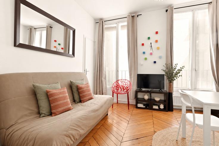 Elegant gestaltetes Wohnzimmer mit moderner Einrichtung in einer Wohnung im Building Rue Sainte-Apolline - thekonciergerie - 1610976 in 3rd arrondissement, Paris