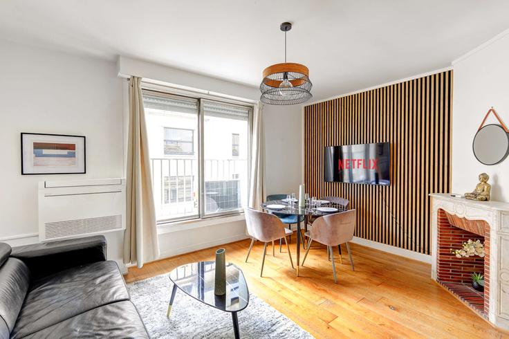 Salle de séjour élégante avec mobilier moderne dans un appartement à Building Rue Euler - thekonciergerie - 1227100 - PAR à 8th arrondissement, Paris Salle de séjour élégante avec mobilier moderne dans un appartement à Building Rue Euler - thekonciergerie - 1227100 - PAR à 8th arrondissement, Paris