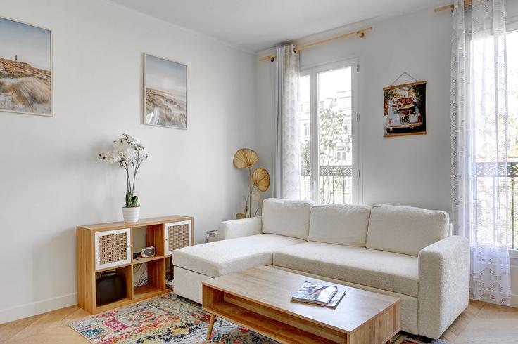 Sala de estar elegantemente projetada com móveis modernos em um apartamento no Building Rue Meslay - thekonciergerie - 1230913 - PAR em 3rd arrondissement, Paris