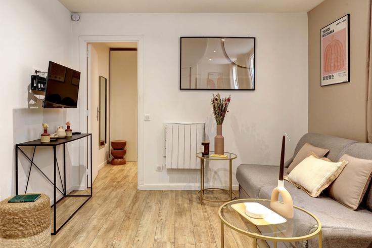 Paris 19th arrondissementのBuilding Rue de la Villette - thekonciergerie - 1225476 - PARのアパートメントにある、モダンな家具を備えたエレガントなデザインのリビングルーム