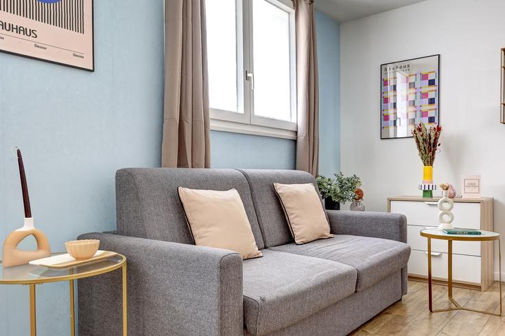 Elegant gestaltetes Wohnzimmer mit moderner Einrichtung in einer Wohnung im Building Rue de la Villette - thekonciergerie - 1225478 - PAR in 19th arrondissement, Paris