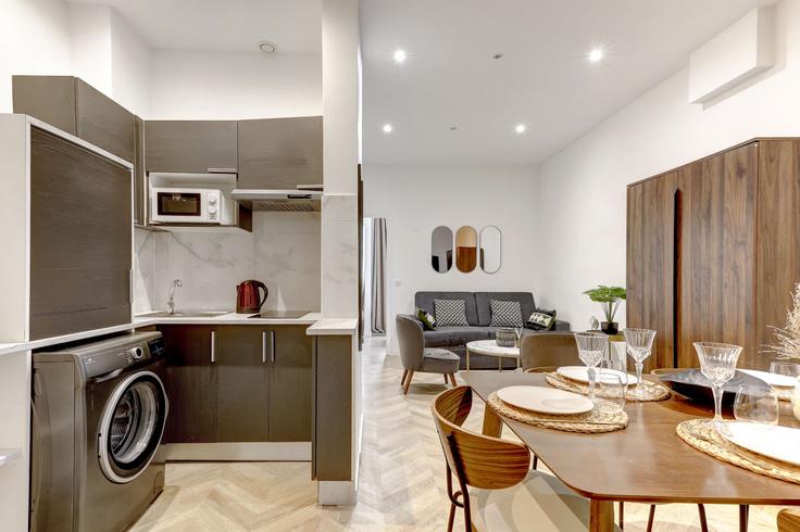 Cuisine fonctionnelle et élégante avec équipement moderne dans un appartement haut de gamme à Building Rue de Fleurus - thekonciergerie - 1225480 - PAR dans 6th arrondissement, Paris