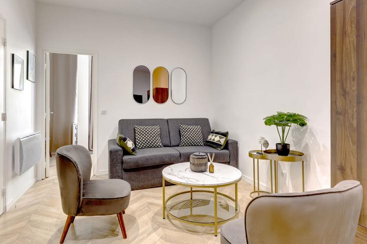 Elegante sala de estar con mobiliario moderno en un apartamento en Building Rue de Fleurus - thekonciergerie - 1225480 - PAR en 6th arrondissement, Paris Elegante sala de estar con mobiliario moderno en un apartamento en Building Rue de Fleurus - thekonciergerie - 1225480 - PAR en 6th arrondissement, Paris