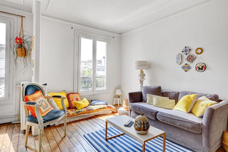 Elegant gestaltetes Wohnzimmer mit moderner Einrichtung in einer Wohnung im Building Rue de Malte - thekonciergerie - 1245499 - PAR in 11th arrondissement, Paris Elegant gestaltetes Wohnzimmer mit moderner Einrichtung in einer Wohnung im Building Rue de Malte - thekonciergerie - 1245499 - PAR in 11th arrondissement, Paris