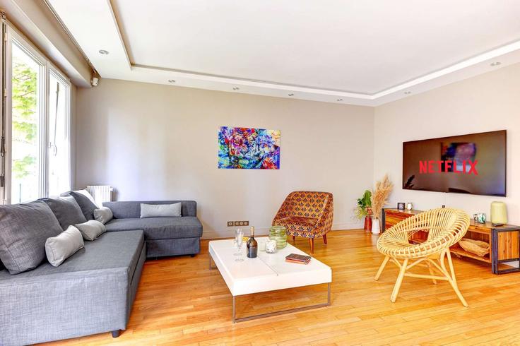 Elegante sala de estar con mobiliario moderno en un apartamento en Building Rue Mesnil - thekonciergerie - 1250415 - PAR en 16th arrondissement, Paris