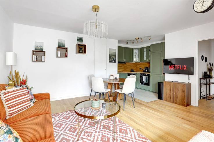 Suresnes SuresnesのBuilding Rue du Docteur Marc Bombiger - thekonciergerie - 1339224のアパートメントにある、モダンな家具を備えたエレガントなデザインのリビングルーム Suresnes SuresnesのBuilding Rue du Docteur Marc Bombiger - thekonciergerie - 1339224のアパートメントにある、モダンな家具を備えたエレガントなデザインのリビングルーム