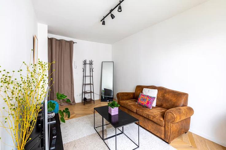 Paris 10th arrondissementのBuilding Impasse Boutron - thekonciergerie - 1345374のアパートメントにある、モダンな家具を備えたエレガントなデザインのリビングルーム