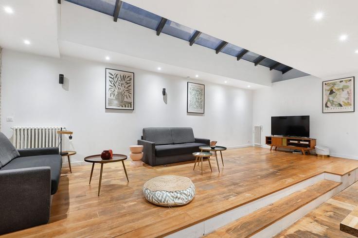 Elegante sala de estar con mobiliario moderno en un apartamento en Building Rue Petit - thekonciergerie - 1332419 en 19th arrondissement, Paris