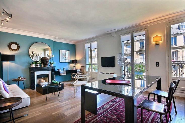 Salle de séjour élégante avec mobilier moderne dans un appartement à Building Boulevard Morland - thekonciergerie - 1359558 à 4th arrondissement, Paris