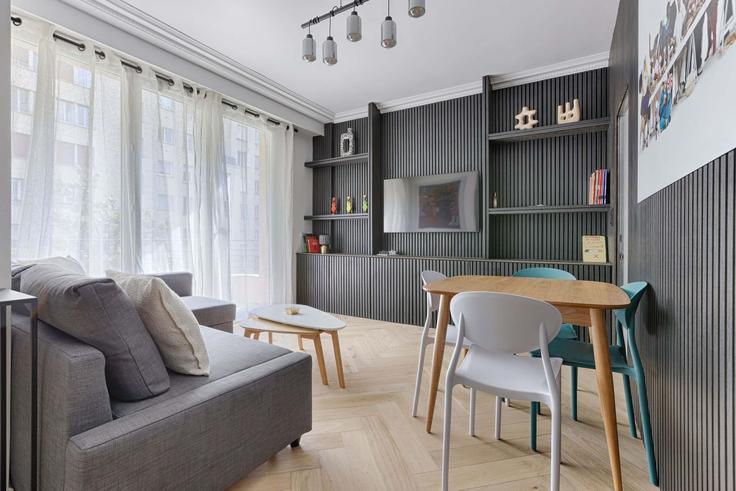 Building Avenue Henri Martin - thekonciergerie - 1379450 adresindeki bir dairede modern mobilyalarla zarif bir şekilde tasarlanmış oturma odası 16th arrondissement, Paris