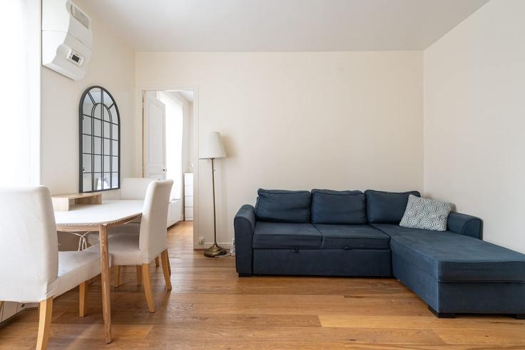 Elegante sala de estar con mobiliario moderno en un apartamento en Building Rue Tiphaine - thekonciergerie - 1380023 en 15th arrondissement, Paris