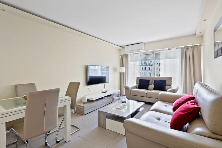 Salle de séjour élégante avec mobilier moderne dans un appartement à Building Rue d'Odessa - thekonciergerie - 1497737 à 14th arrondissement, Paris