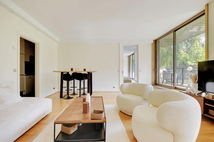 Elegante sala de estar con mobiliario moderno en un apartamento en Building Avenue d'Iéna - thekonciergerie - 1520115 en 16th arrondissement, Paris