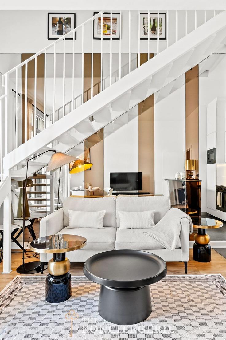 Salle de séjour élégante avec mobilier moderne dans un appartement à Building Rue Yvon Villarceau - thekonciergerie - 1537762 à 16th arrondissement, Paris