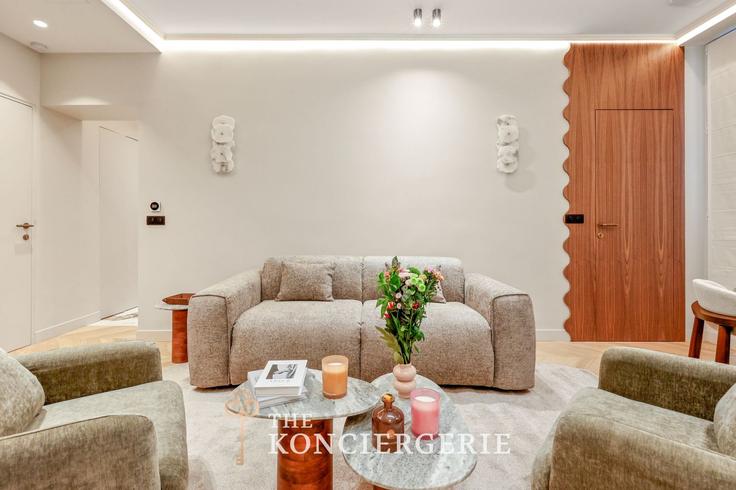 Salle de séjour élégante avec mobilier moderne dans un appartement à Building Rue du Four - thekonciergerie - 1579651 à 6th arrondissement, Paris
