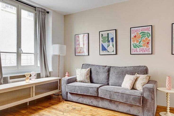 Sala de estar elegantemente projetada com móveis modernos em um apartamento no Building Rue des Plantes - thekonciergerie - 1286966 em 14th arrondissement, Paris Sala de estar elegantemente projetada com móveis modernos em um apartamento no Building Rue des Plantes - thekonciergerie - 1286966 em 14th arrondissement, Paris