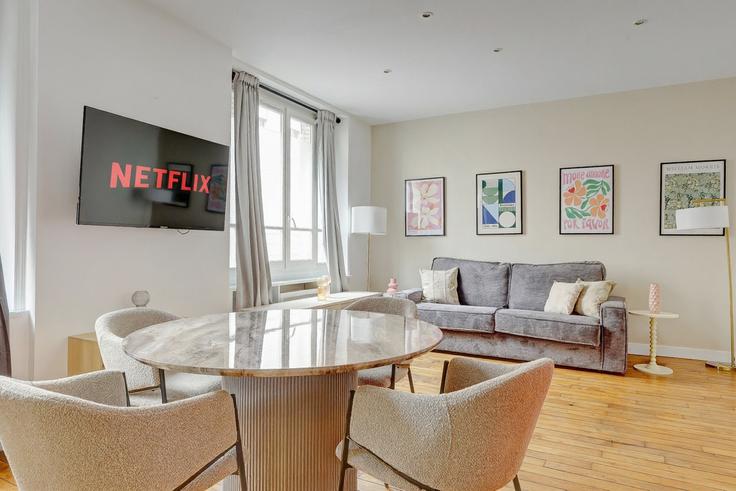 Salle de séjour élégante avec mobilier moderne dans un appartement à Building Rue des Plantes - thekonciergerie - 1286966 à 14th arrondissement, Paris