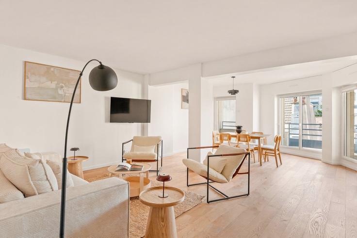 Sala de estar elegantemente projetada com móveis modernos em um apartamento no Building Rue Jean Bologne - thekonciergerie - 1590320 em 16th arrondissement, Paris Sala de estar elegantemente projetada com móveis modernos em um apartamento no Building Rue Jean Bologne - thekonciergerie - 1590320 em 16th arrondissement, Paris