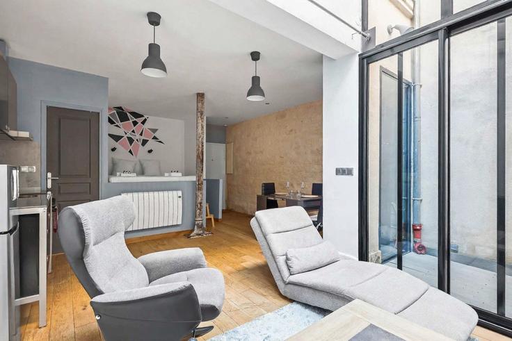 Salle de séjour élégante avec mobilier moderne dans un appartement à Building Rue des Trois Bornes - thekonciergerie - 1472404 à 11th arrondissement, Paris