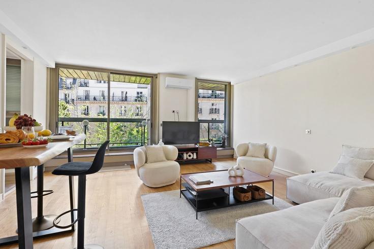 Elegante sala de estar con mobiliario moderno en un apartamento en Building Avenue d'Iéna - thekonciergerie - 1520115 en 16th arrondissement, Paris