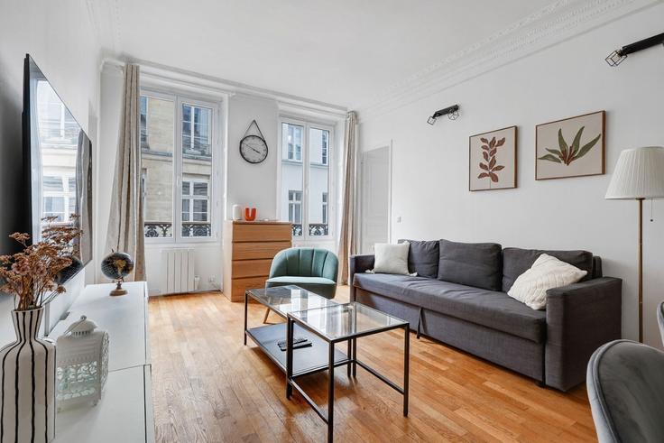 Salle de séjour élégante avec mobilier moderne dans un appartement à Building Rue du Temple - thekonciergerie - 1472399 à 3rd arrondissement, Paris