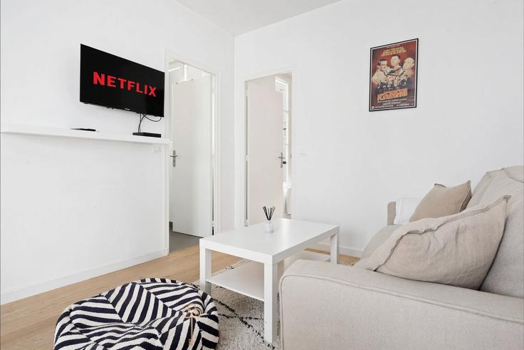 Building Rue de la Tacherie - thekonciergerie - 1539796 adresindeki bir dairede modern mobilyalarla zarif bir şekilde tasarlanmış oturma odası 4th arrondissement, Paris