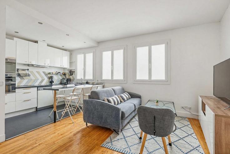 Sala de estar elegantemente projetada com móveis modernos em um apartamento no Building Rue de la Tombe Issoire - thekonciergerie - 1637118 em 14th arrondissement, Paris Sala de estar elegantemente projetada com móveis modernos em um apartamento no Building Rue de la Tombe Issoire - thekonciergerie - 1637118 em 14th arrondissement, Paris