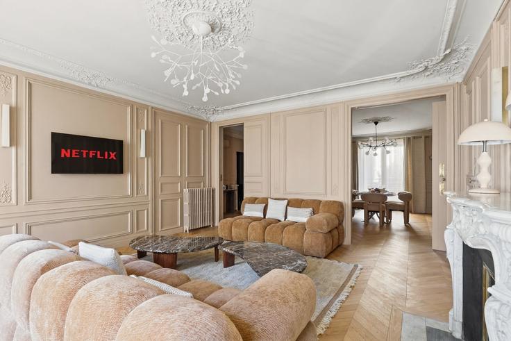 Building Rue Quentin Bauchart - thekonciergerie - 1524595 adresindeki bir dairede modern mobilyalarla zarif bir şekilde tasarlanmış oturma odası 8th arrondissement, Paris