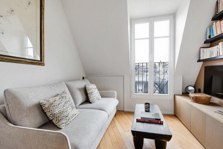 Elegant gestaltetes Wohnzimmer mit moderner Einrichtung in einer Wohnung im Building Rue de la Pompe - thekonciergerie - 1374241 in 16th arrondissement, Paris
