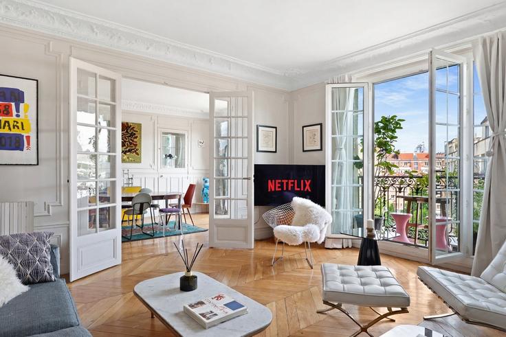 Building Avenue de Versailles - thekonciergerie - 1524593 adresindeki bir dairede modern mobilyalarla zarif bir şekilde tasarlanmış oturma odası 16th arrondissement, Paris