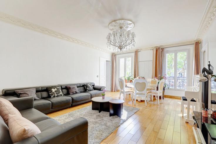 Paris 10th arrondissementのBuilding Boulevard de Strasbourg - thekonciergerie - 1263009のアパートメントにある、モダンな家具を備えたエレガントなデザインのリビングルーム