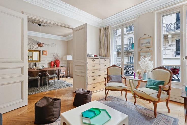 Salle de séjour élégante avec mobilier moderne dans un appartement à Building Rue Lentonnet - thekonciergerie - 1547649 à 9th arrondissement, Paris Salle de séjour élégante avec mobilier moderne dans un appartement à Building Rue Lentonnet - thekonciergerie - 1547649 à 9th arrondissement, Paris