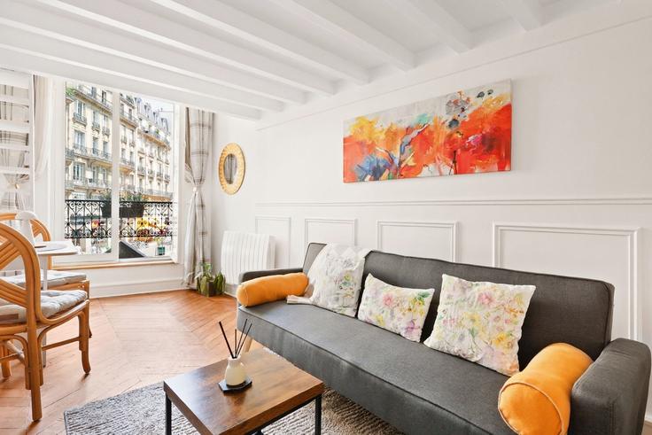 Building Rue Montmartre - thekonciergerie - 1588989 adresindeki bir dairede modern mobilyalarla zarif bir şekilde tasarlanmış oturma odası 1st arrondissement, Paris Building Rue Montmartre - thekonciergerie - 1588989 adresindeki bir dairede modern mobilyalarla zarif bir şekilde tasarlanmış oturma odası 1st arrondissement, Paris