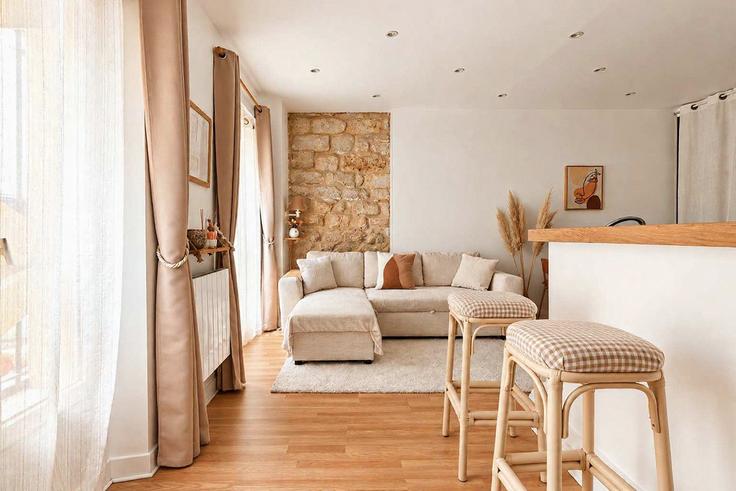 Elegante sala de estar con mobiliario moderno en un apartamento en Building Rue Mazarine - thekonciergerie - 1696218 en 6th arrondissement, Paris