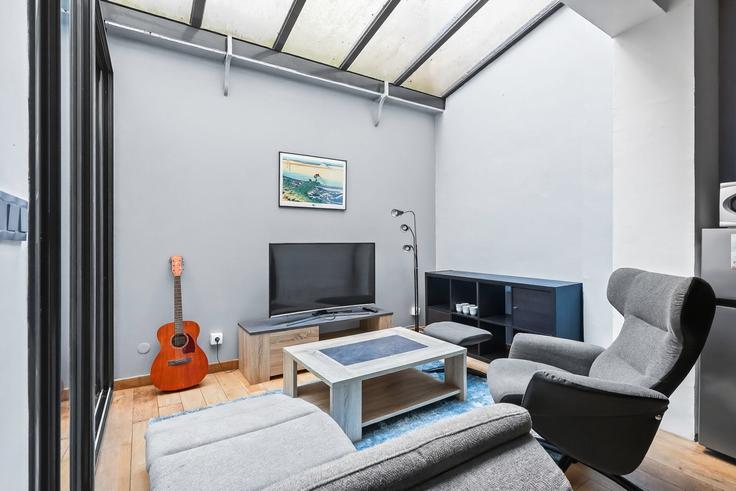 Elegant gestaltetes Wohnzimmer mit moderner Einrichtung in einer Wohnung im Building Rue des Trois Bornes - thekonciergerie - 1472404 in 11th arrondissement, Paris Elegant gestaltetes Wohnzimmer mit moderner Einrichtung in einer Wohnung im Building Rue des Trois Bornes - thekonciergerie - 1472404 in 11th arrondissement, Paris