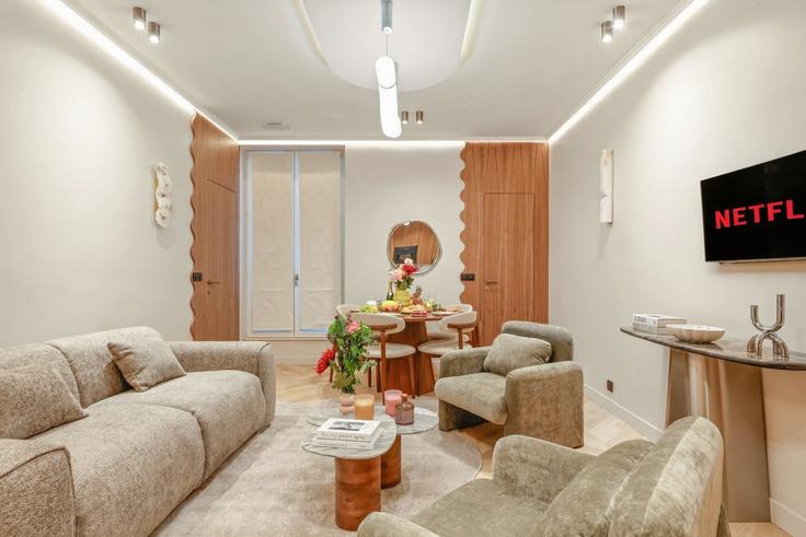 Building Rue du Four - thekonciergerie - 1579652 adresindeki bir dairede modern mobilyalarla zarif bir şekilde tasarlanmış oturma odası 6th arrondissement, Paris