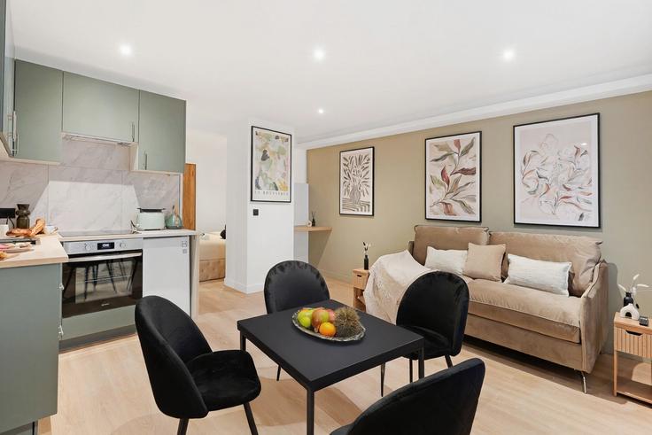 Sala de estar elegantemente projetada com móveis modernos em um apartamento no Building Boulevard Kellermann - thekonciergerie - 1373674 em 13th arrondissement, Paris