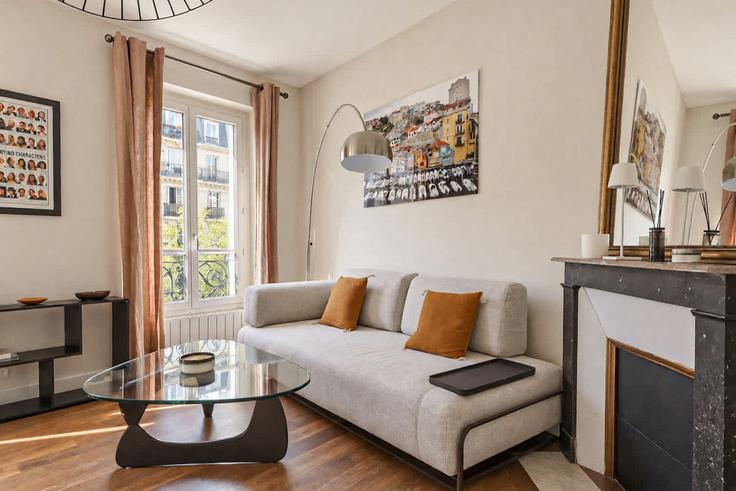 11th arrondissement, Paris에 위치한 Building Avenue Philippe Auguste - thekonciergerie - 1641537 유닛의 세련된 인테리어가 돋보이는 거실 11th arrondissement, Paris에 위치한 Building Avenue Philippe Auguste - thekonciergerie - 1641537 유닛의 세련된 인테리어가 돋보이는 거실