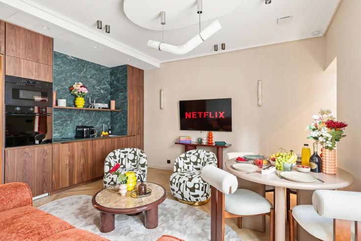 Elegante sala de estar con mobiliario moderno en un apartamento en Building Rue du Four - thekonciergerie - 1579652 en 6th arrondissement, Paris
