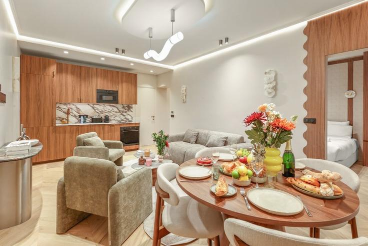 Building Rue du Four - thekonciergerie - 1574488 adresindeki bir dairede modern mobilyalarla zarif bir şekilde tasarlanmış oturma odası 6th arrondissement, Paris